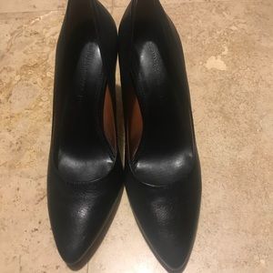 Black leather Banana Republic pumps